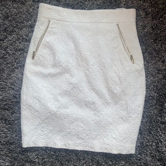 H&M White Floral Print Raised Texture Skirt Women's Size 6 - Picture 1 of 6